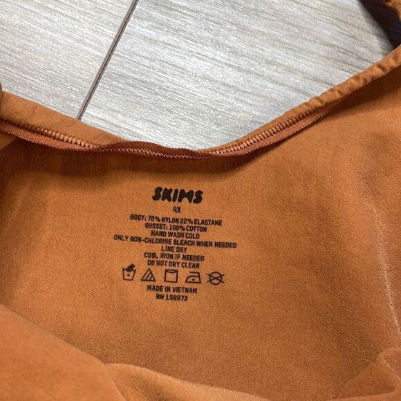 SKIMS Everyday Sculpt Bodysuit - Picture 4 of 7